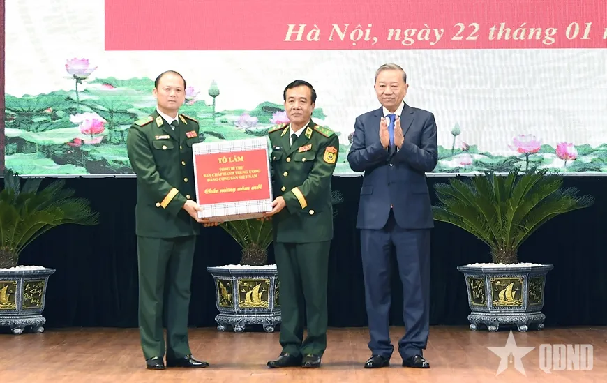 Tổng Bí thư Tô Lâm trao quà tặng cán bộ, chiến sĩ Bộ đội Biên phòng. Ảnh: Báo Quân đội Nhân dân TL11.jpg