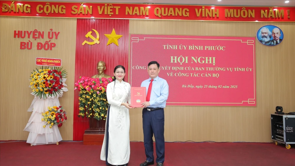 Ủy viên dự khuyết Trung ương Đảng, Bí thư Tỉnh ủy Bình Phước Tôn Ngọc Hạnh trao quyết định cho đồng chí Đặng Hà Giang