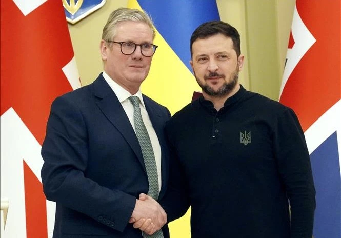 Thủ tướng Anh Keir Starmer (trái) trong cuộc gặp Tổng thống Ukraine Volodymyr Zelensky tại Kyiv ngày 16-1-2025. Ảnh: Kyodo/TTXVN