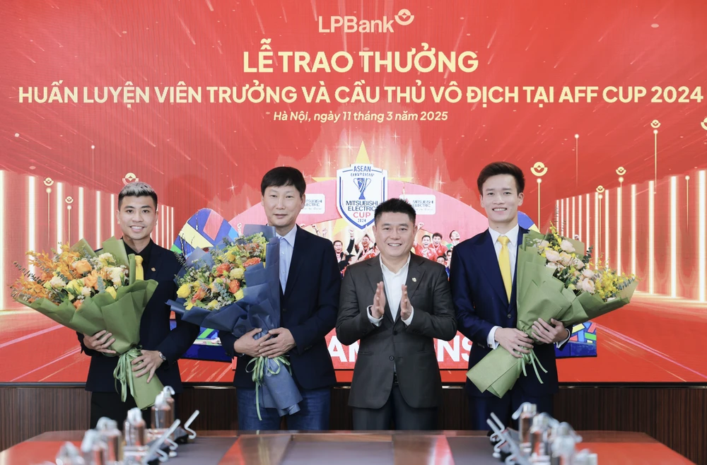 Ông Nguyễn Đức Thụy, Chủ tịch HĐQT LPBank (thứ 2 từ phải sang) tặng hoa chúc mừng Huấn luyện viên Kim Sang Sik cùng các cầu thủ Hoàng Đức, Đinh Thanh Bình