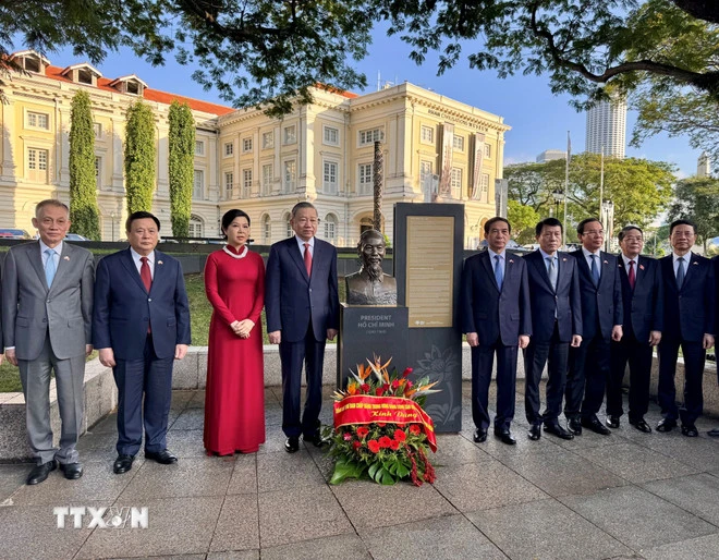 Tổng Bí thư Tô Lâm dâng hoa tưởng niệm Chủ tịch Hồ Chí Minh ở Bảo tàng Văn minh châu Á, Singapore