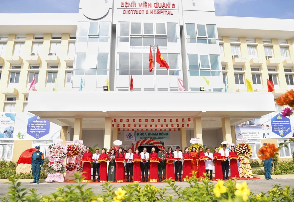 Lãnh đạo quận 8 cắt băng khánh thành công trình cải tạo, mở rộng Bệnh viện quận 8 2.jpg