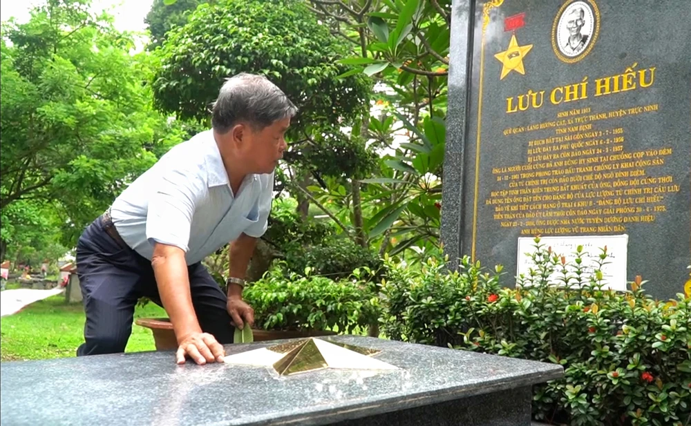 Trung tướng Châu Văn Mẫn, nguyên Phó Tổng cục trưởng Tổng cục Xây dựng lực lượng Công an Nhân dân (Bộ Công an) viếng mộ Anh hùng lực lượng vũ trang Lưu Chí Hiếu tại nghĩa trang Hàng Dương. Ảnh: PHÚ NGÂN