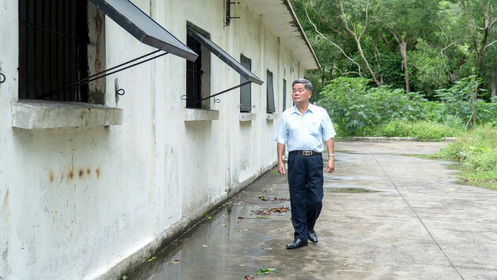 Trung tướng Châu Văn Mẫn, nguyên Phó Tổng cục trưởng Tổng cục Xây dựng lực lượng Công an nhân dân (Bộ Công an), thăm lại di tích ở Côn Đảo B3a.jpg