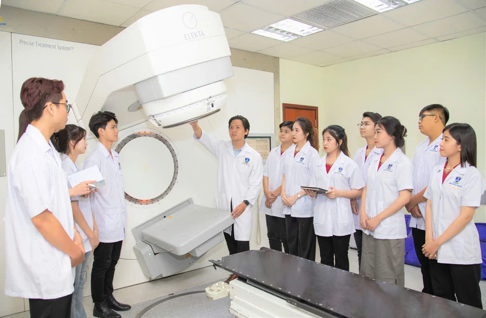 Sinh viên ngành Vật lý y khoa (Trường Đại học Nguyễn Tất Thành) trong giờ thực hành vận hành và sử dụng thiết bị y khoa