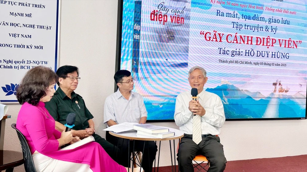 Tác giả Hồ Duy Hùng (phải) tại chương trình ra mắt hồi ký Gãy cánh điệp viên