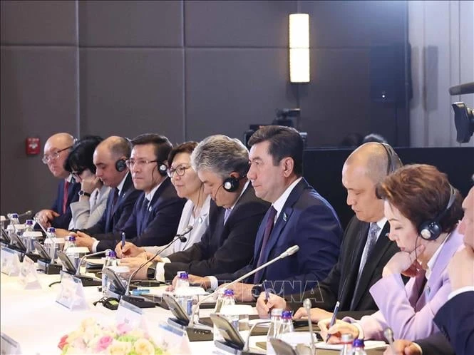 Chủ tịch Hạ viện Kazakhstan, Chủ tịch Đảng Amanat cầm quyền Erlan Koshanov và các thành viên đoàn Kazakhstan tại cuộc hội kiến Tổng Bí thư Tô Lâm. Ảnh: TTXVN 56a8bef1-23dc-4e3c-a611-1f0abc0e9540.jpg