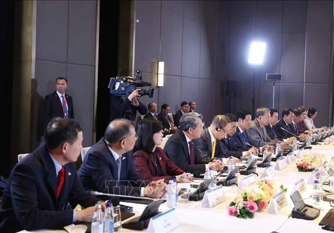 Tổng Bí thư Tô Lâm và thành viên đoàn Việt Nam tại cuộc hội kiến Chủ tịch Hạ viện Kazakhstan, Chủ tịch Đảng Amanat cầm quyền Erlan Koshanov. Ảnh: TTXVN 86afccce-a8a3-4b7c-af10-85083973de8e.jpg