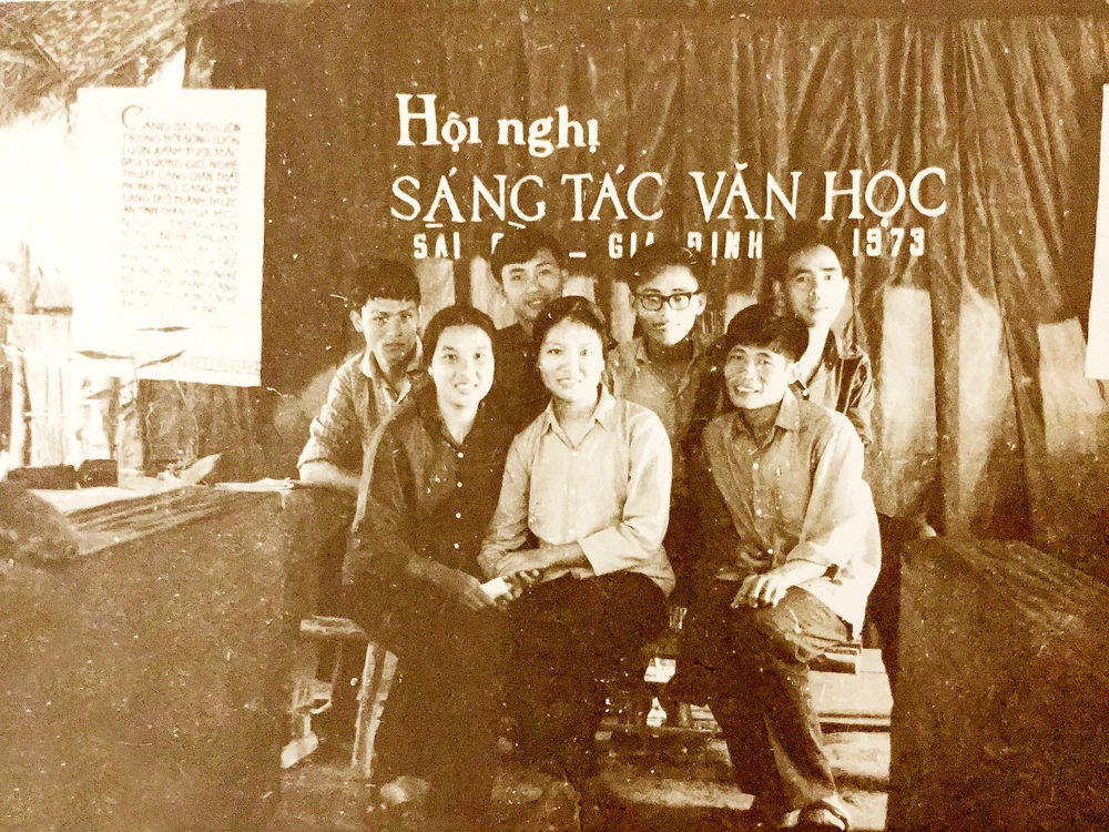 Các đại biểu: Phan An, Nguyễn Khắc Thuần, Phan Xuân Biên, Nguyễn Văn Sơn (hàng trên, từ phải qua); Trần Ấm, Trần Thị Thắng, Hà Phương (hàng dưới, từ phải qua) tại Hội nghị Văn nghệ Sài Gòn - Gia Định năm 1973. Ảnh: Tư liệu từ nhà văn Trần Thị Thắng CN1b.jpg