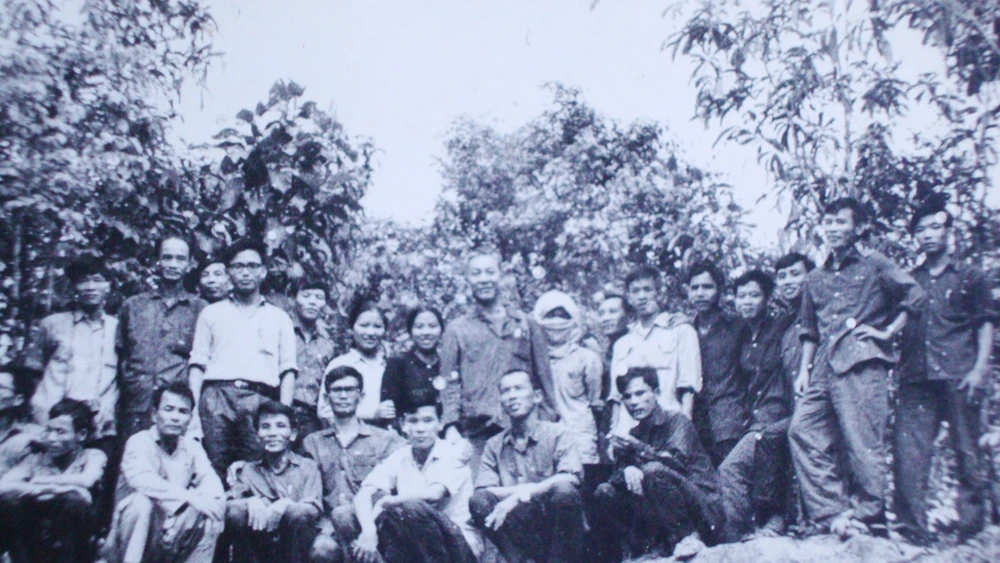 Kết thúc Hội nghị Văn nghệ Sài Gòn - Gia Định vào tháng 8-1973, các nhà văn nhà thơ cùng đồng chí Mai Chí Thọ, Bí thư Thành ủy Sài Gòn - Gia Định, chụp ảnh trên miệng hố bom, thể hiện tinh thần văn hóa văn nghệ vươn lên từ những sự tàn phá hủy diệt. Ảnh tư liệu từ nhà văn Trần Thị Thắng CN3a.jpg