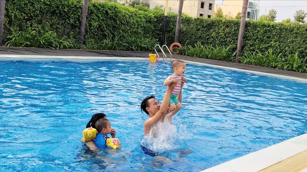 Cùng con trẻ đi bơi, tạo niềm vui sau giờ làm. Ảnh: THANH HƯƠNG