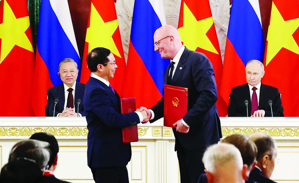 Tổng Bí thư Tô Lâm và Tổng thống Vladimir Putin chứng kiến trao các văn kiện hợp tác giữa hai nước. Ảnh: TTXVN CN8c.jpg