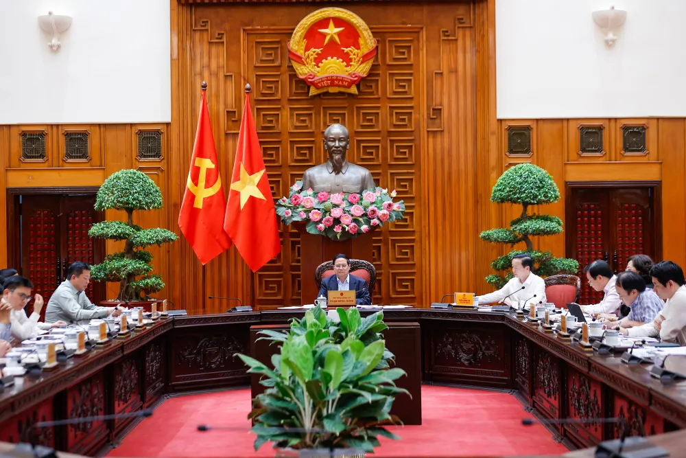 Thủ tướng Phạm Minh Chính chủ trì cuộc họp với các bộ ngành, đơn vị liên quan để rà soát việc triển khai các dự án đường sắt kết nối với Trung Quốc. Ảnh: VGP 1.jpg