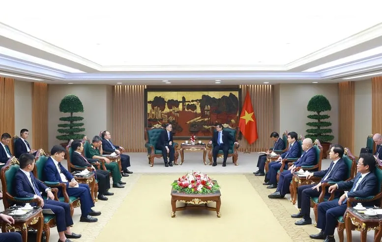 Thủ tướng Phạm Minh Chính cho biết, Việt Nam khuyến khích các tập đoàn, doanh nghiệp lớn, có uy tín của Trung Quốc vào đầu tư và phát triển trong các lĩnh vực cơ sở hạ tầng đường sắt tại Việt Nam. Ảnh: VGP 1.jpg