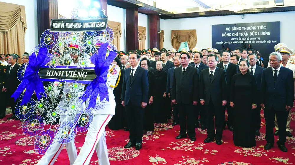 Đoàn đại biểu Thành ủy - HĐND - UBND - Ủy ban MTTQ Việt Nam TPHCM, cùng nguyên lãnh đạo Đảng, Nhà nước và TPHCM do đồng chí Nguyễn Văn Nên, Ủy viên Bộ Chính trị, Bí thư Thành ủy TPHCM, làm Trưởng đoàn, viếng nguyên Chủ tịch nước Trần Đức Lương Ảnh: HOÀNG HÙNG CN1h.jpg
