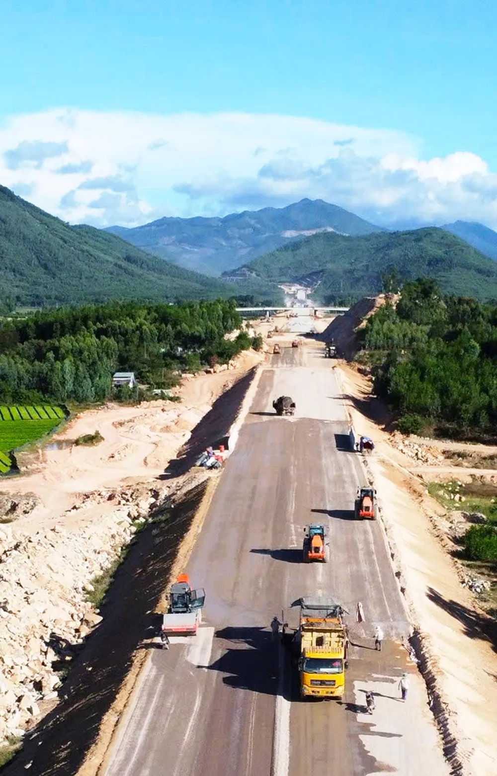 Au milieu d'une chaleur torride, des centaines de chantiers ont été déployés simultanément pour relier de manière transparente l'autoroute nationale Nord-Sud. PSA Anh1.jpg