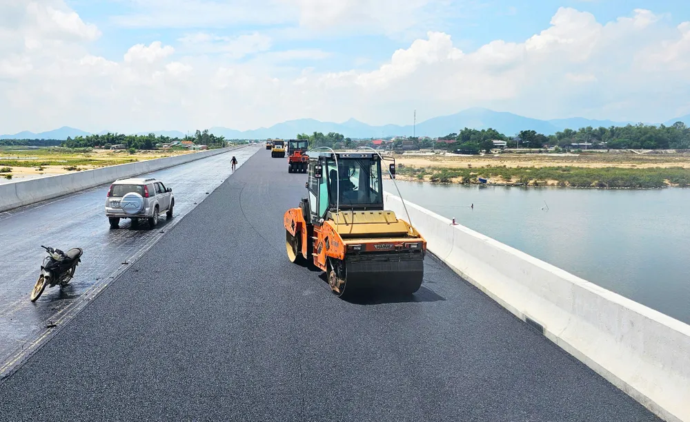 Le viaduc de l'autoroute Nord-Sud sur la rivière Con (province de Binh Dinh) a la dernière couche d'asphalte, se préparant à atteindre la ligne d'arrivée. PSA Anh20.jpg