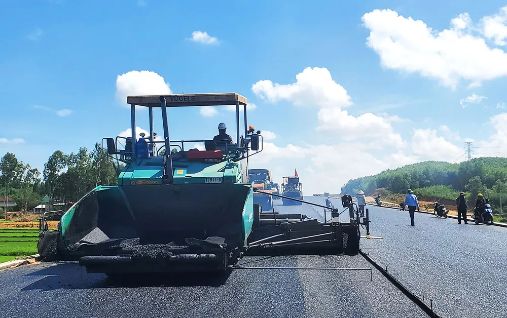 Asphaltage de l'autoroute Nord-Sud, tronçon Hoai Nhon - Quy Nhon PSA Anh5.jpg