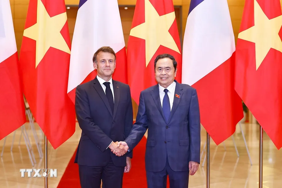 Chủ tịch Quốc hội Trần Thanh Mẫn và Tổng thống Pháp Emmanuel Macron. Ảnh: TTXVN phap-1.jpg