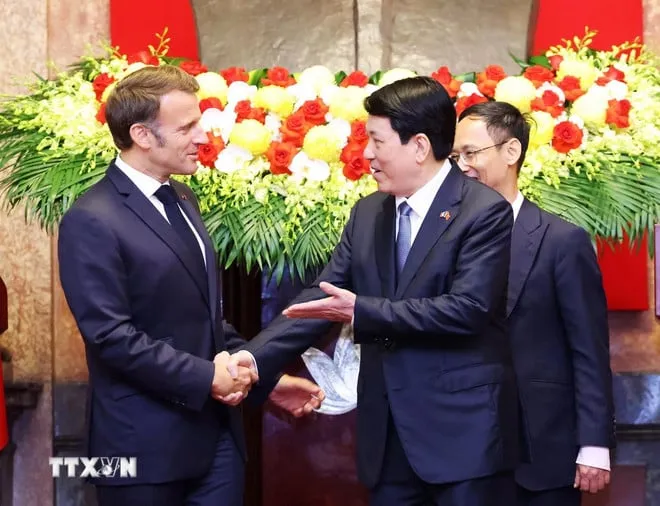 Chủ tịch nước Lương Cường và Tổng thống Pháp Emmanuel Macron tại buổi gặp gỡ báo chí. Ảnh: TTXVN phap.jpeg