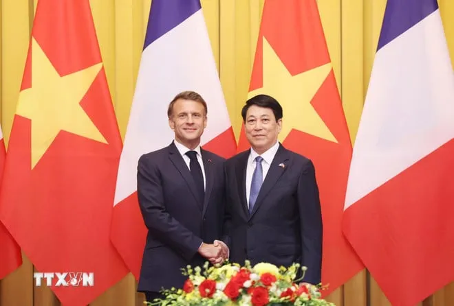 Chủ tịch nước Lương Cường và Tổng thống Pháp Emmanuel Macron chụp ảnh chung trước hội đàm. Ảnh: TTXVN phap4.jpeg