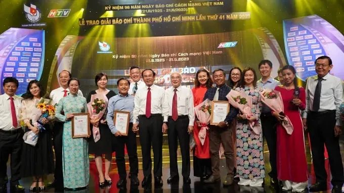 Các phóng viên Báo SGGP đoạt Giải Báo chí TPHCM lần thứ 41 chụp ảnh lưu niệm cùng lãnh đạo TPHCM. Ảnh: HOÀNG HÙNG