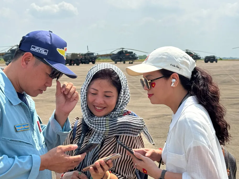 Phóng viên Báo SGGP tác nghiệp tại sân bay Biên Hòa pv1.jpeg