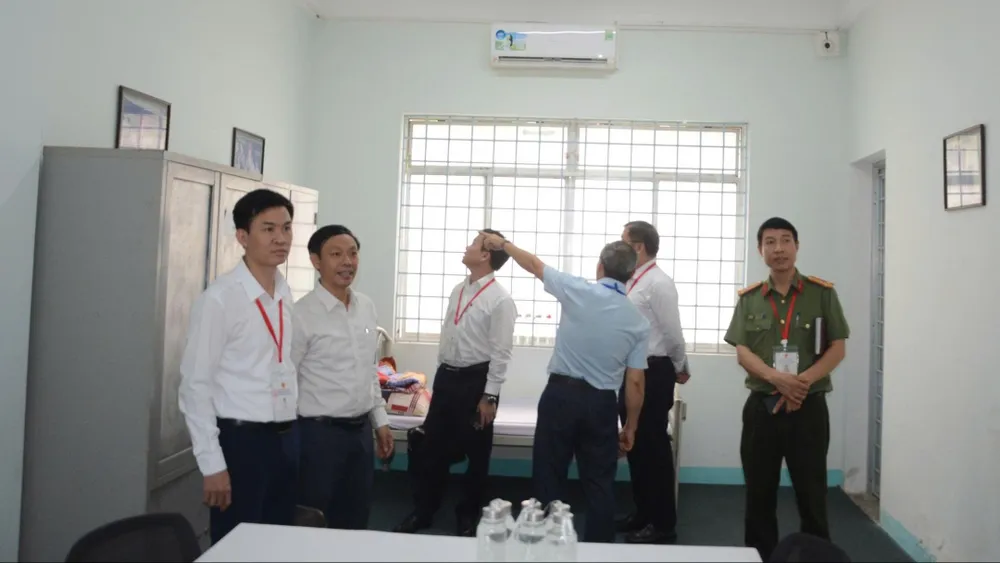 Đoàn đã kiểm tra, khảo sát tại trường THPT chuyên Lê Quý Đôn (quận Sơn Trà). Ảnh: XUÂN QUỲNH
