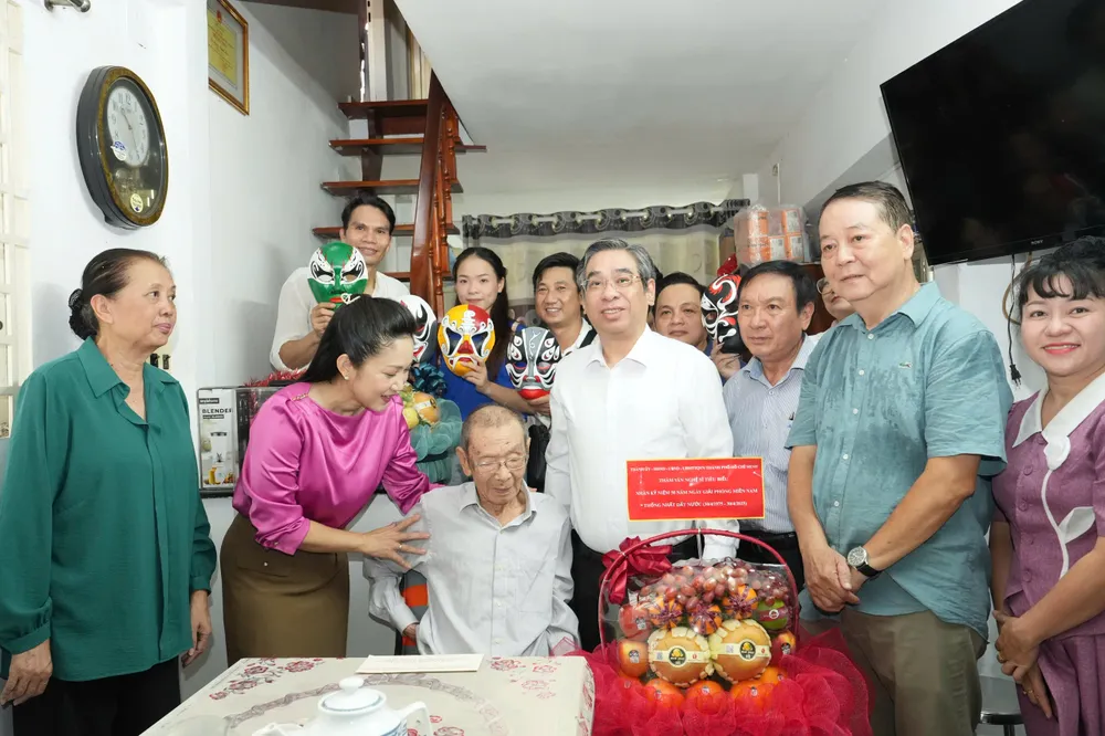 Đồng chí Nguyễn Phước Lộc đến thăm và tặng quà NSND Đinh Bằng Phi. Ảnh: HỮU HẠNH loc.jpg