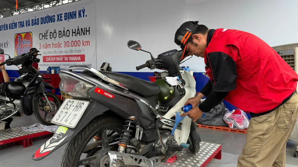 Kiểm tra, thay nhớt xe miễn phí cho công nhân, người lao động tại ngày hội