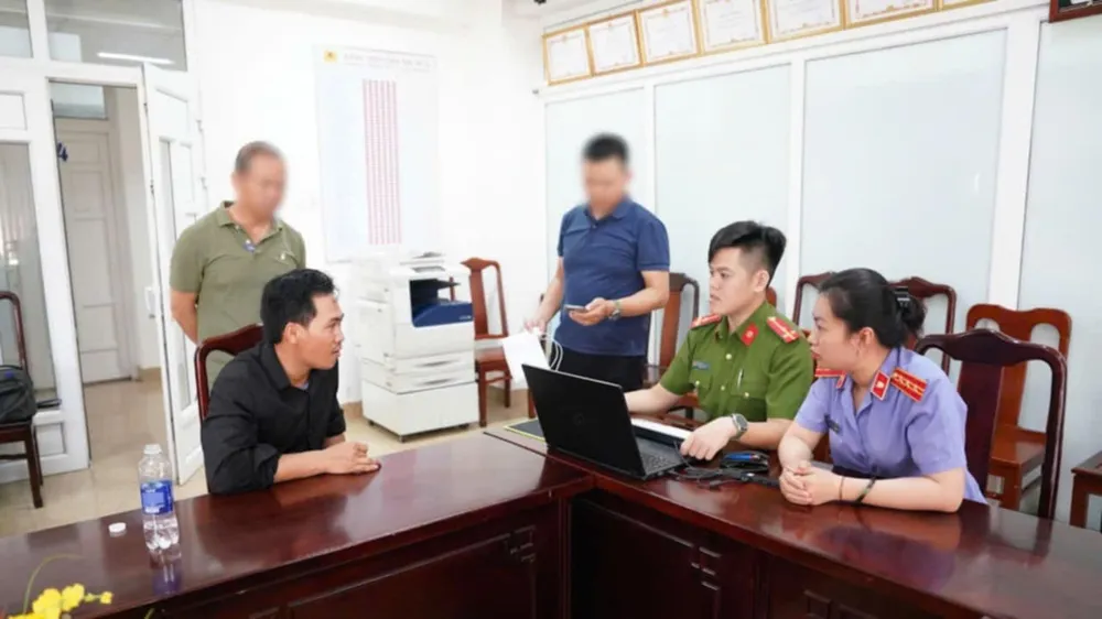Công an lấy lời khai của đối tượng Phú hue.jpeg