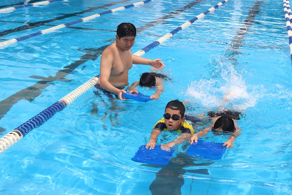 ホーチミン市アクアティックスポーツセンターで水泳を学ぶ子供たち。写真:DUNG PHUONG CN6 A.jpg