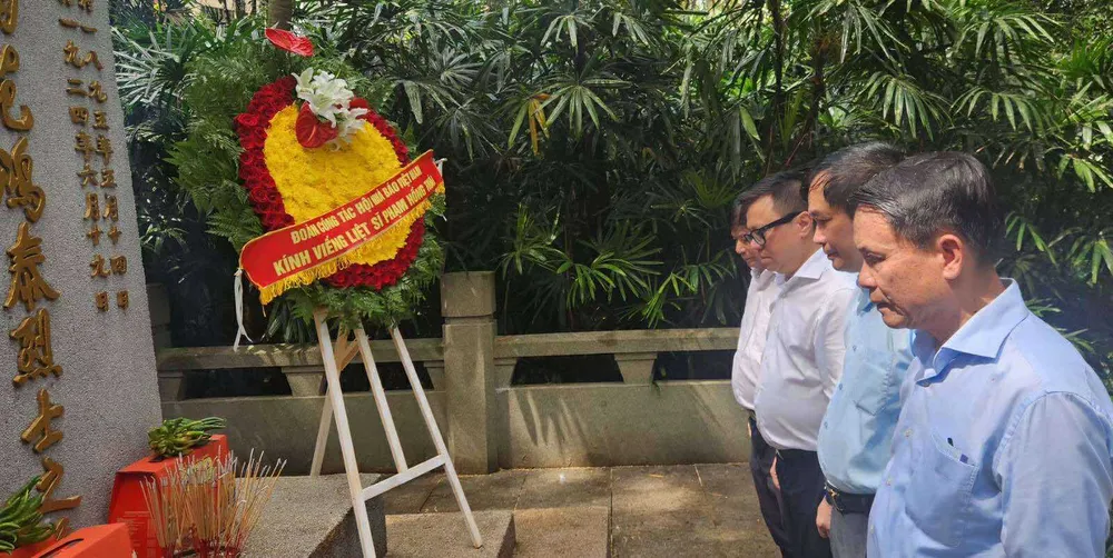 Đoàn đặt hoa, dâng hương tưởng niệm Liệt sĩ Phạm Hồng Thái tại Công viên Nghĩa trang Hoàng Hoa Cương, TP Quảng Châu bc1.jpg