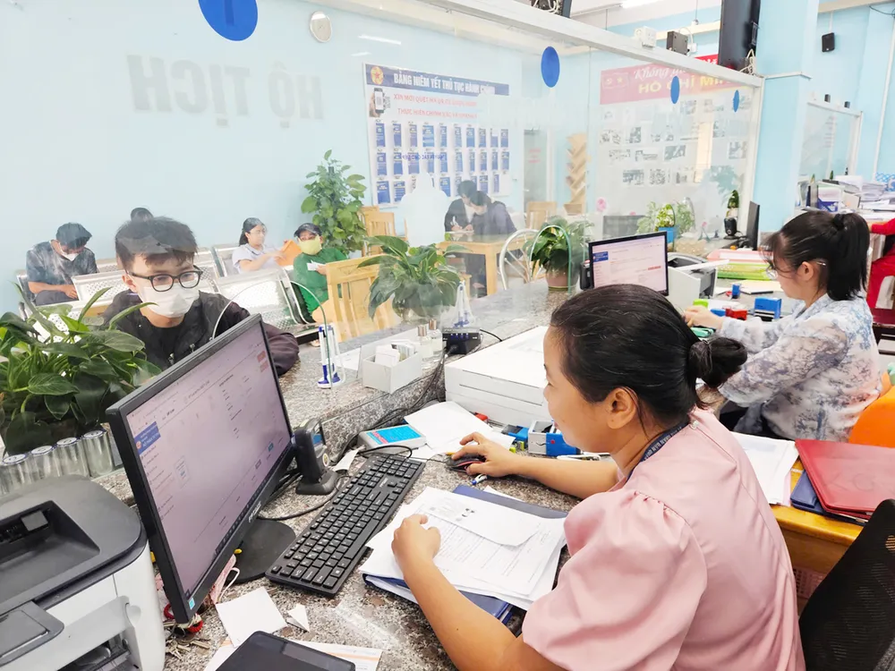Công chức phường An Phú Đông, quận 12, TPHCM giải quyết hồ sơ cho người dân.Ảnh: NGÔ BÌNH K3C.jpg