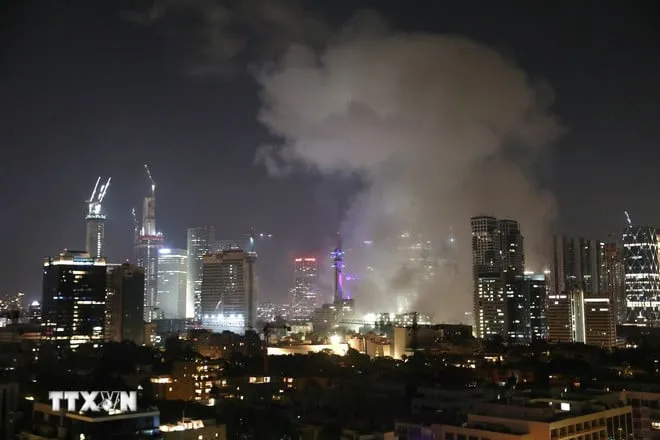 Khói bốc lên sau vụ không kích của Iran xuống Tel Aviv nhằm đáp trả các vụ tấn công của lực lượng Israel tối 13-6-2025. Ảnh: THX/TTXVN 1.jpeg