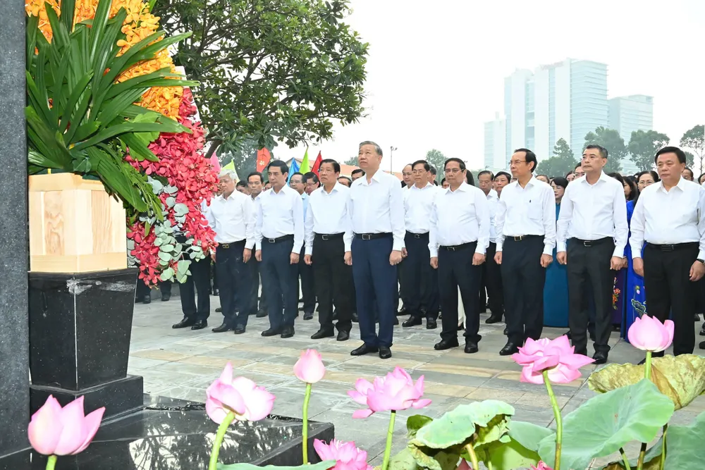 Tổng Bí thư Tô Lâm và các đại biểu bày tỏ lòng thành kính, biết ơn sâu sắc đối với công lao to lớn của Chủ tịch Hồ Chí Minh. Ảnh: VIỆT DŨNG gen-h-z6716407971622_0dec1886a4644ecac5959337c200c80d.jpg