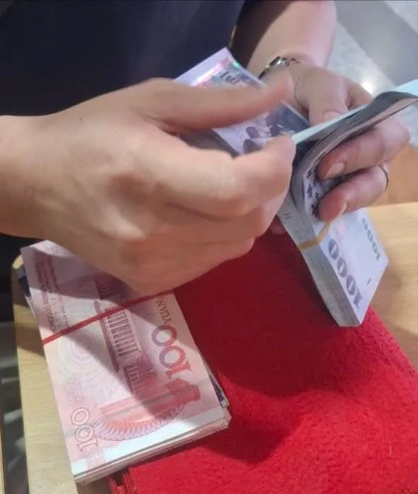 Hành khách người Trung Quốc nhận lại tài sản lúc 0 giờ 30 phút sáng 18-6. Noi Bai 1.jpg