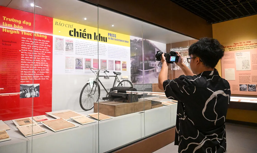 Bùi Hoàng Hiệp, sinh viên báo chí Học viện Báo chí và Tuyên truyền, "tác nghiệp" trong không gian Bảo tàng Báo chí Việt Nam PSA Anh16-DSC_9695.jpg