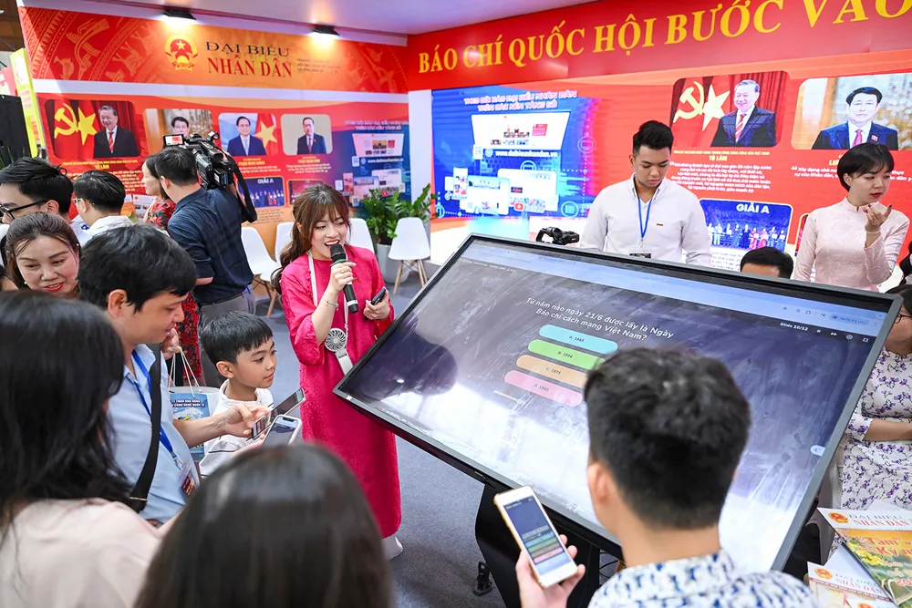 Báo chí hiện đại áp dụng công nghệ số, giúp độc giả có thêm nhiều lựa chọn, trải nghiệm PSA Anh4-DSC_0881.jpg