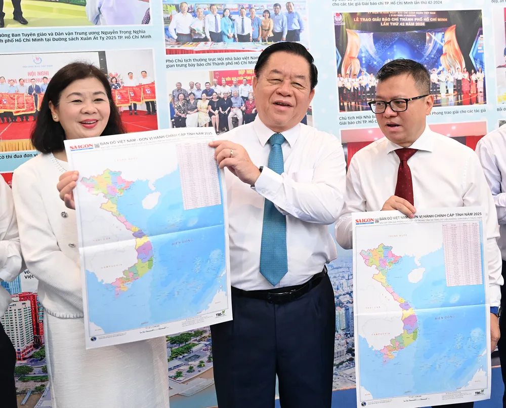 Tại Hội Báo toàn quốc 2025, Báo Sài Gòn Giải Phóng tặng độc giả tờ bản đồ của 34 tỉnh, thành mới nhất (trong hình, Trưởng ban Tuyên giáo và Dân vận Trung ương Nguyễn Trọng Nghĩa cùng các đại biểu với tờ bản đồ mà Báo Sài Gòn Giải Phóng tặng độc giả) PSA Anh7-DSC_0939.jpg