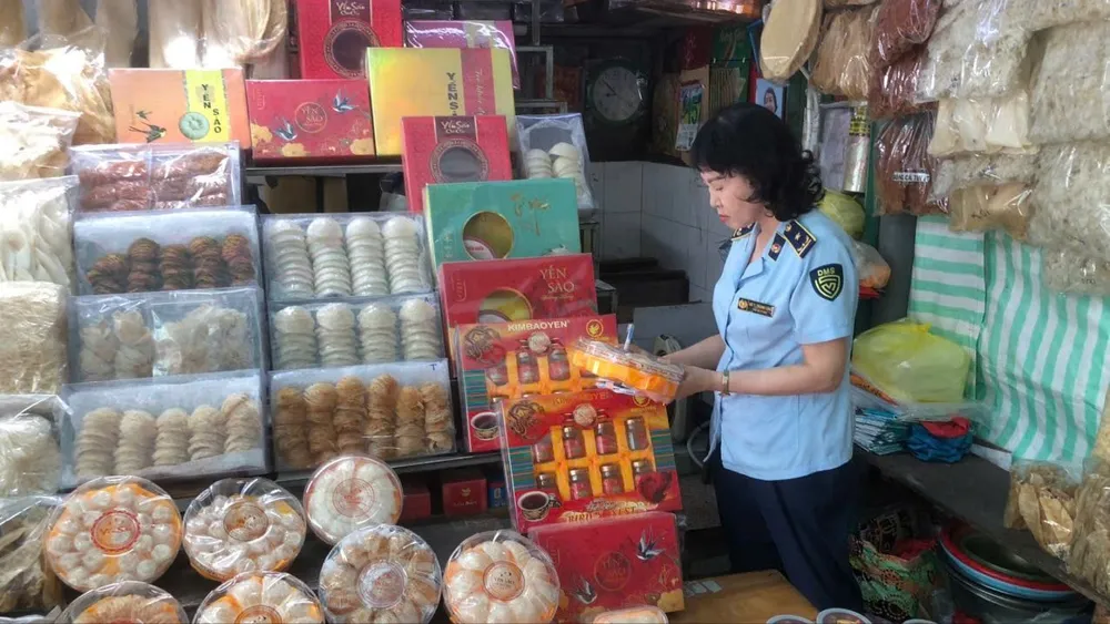 Quản lý thị trường kiểm tra yến sào tại chợ Bình Tây (quận 6, TPHCM)