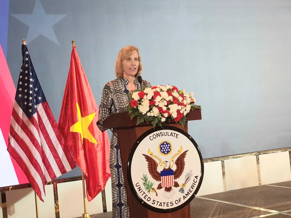 Tổng Lãnh sự Hoa Kỳ Susan Burns phát biểu tại buổi lễ kỷ niệm lần thứ 249 Quốc khánh Hoa Kỳ. Ảnh: THỤY VŨ My.jpg