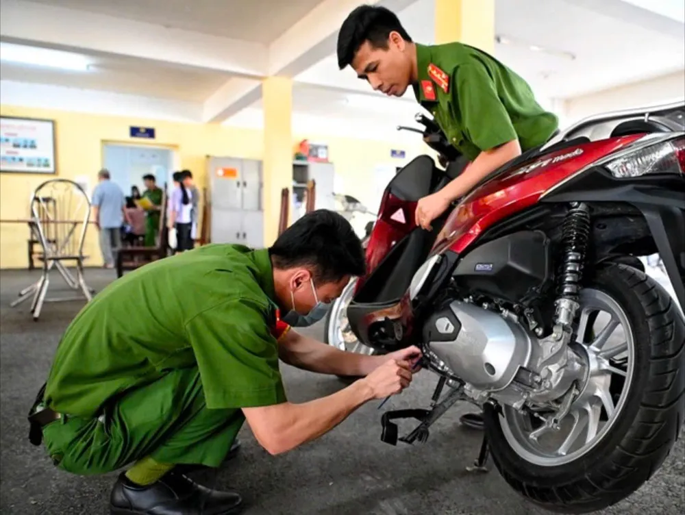 Từ ngày 1-7, thêm nơi lựa chọn đăng ký xe là công an cấp xã, bên cạnh phòng cảnh sát giao thông. Ảnh: ĐỖ TRUNG xe.jpg