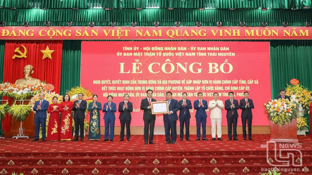 Phó Thủ tướng Chính phủ Nguyễn Chí Dũng trao Nghị quyết của Quốc hội về việc sắp xếp đơn vị hành chính tỉnh Thái Nguyên 1.jpg