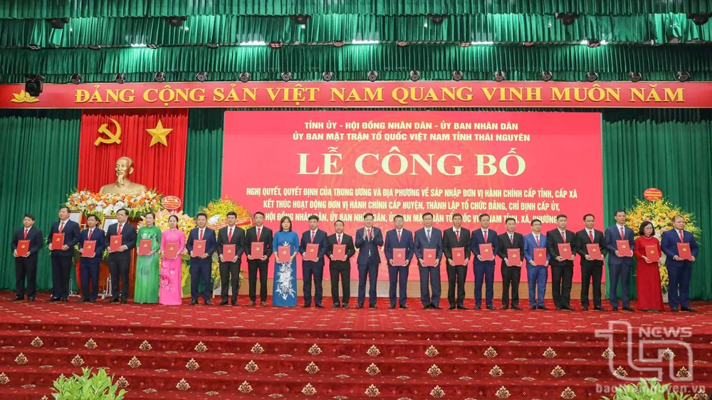 Đồng chí Nguyễn Đăng Bình, Phó Bí thư Thường trực Tỉnh ủy, Chủ tịch HĐND tỉnh, công bố các nghị quyết, quyết định của tỉnh 10.jpg