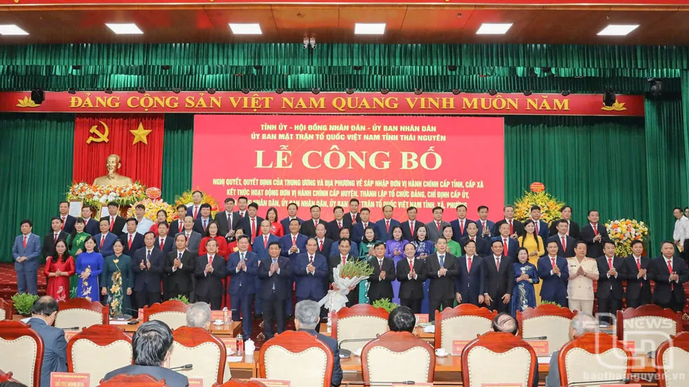 Các đại biểu chụp ảnh lưu niệm tại buổi lễ 14.jpg