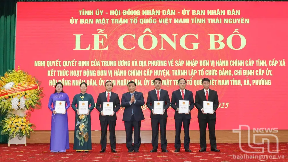 Phó Thủ tướng Nguyễn Chí Dũng trao các quyết định của Thủ tướng Chính phủ về việc chỉ định Chủ tịch, Phó Chủ tịch UBND tỉnh Thái Nguyên 4.jpg