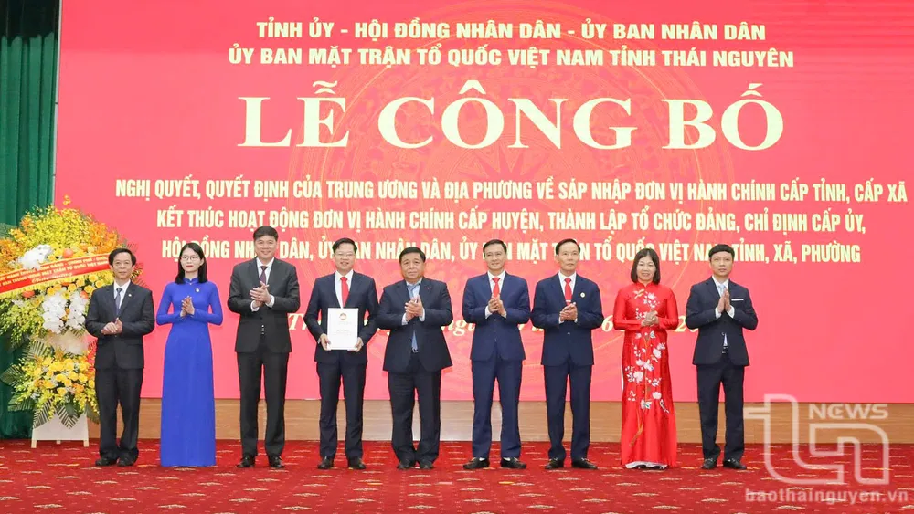 Phó Thủ tướng Nguyễn Chí Dũng trao Quyết định của Ủy ban Trung ương Mặt trận Tổ quốc Việt Nam về việc thành lập Ủy ban Mặt trận Tổ quốc Việt Nam tỉnh Thái Nguyên 5.jpg