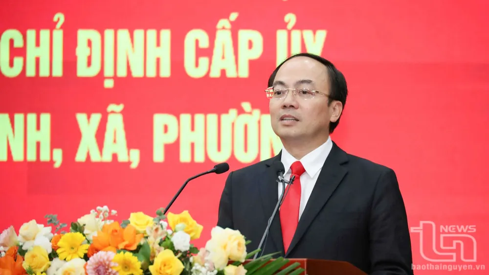 Đồng chí Nguyễn Đăng Bình, Phó Bí thư Thường trực Tỉnh ủy, Chủ tịch HĐND tỉnh, công bố các nghị quyết, quyết định của tỉnh 6.jpg