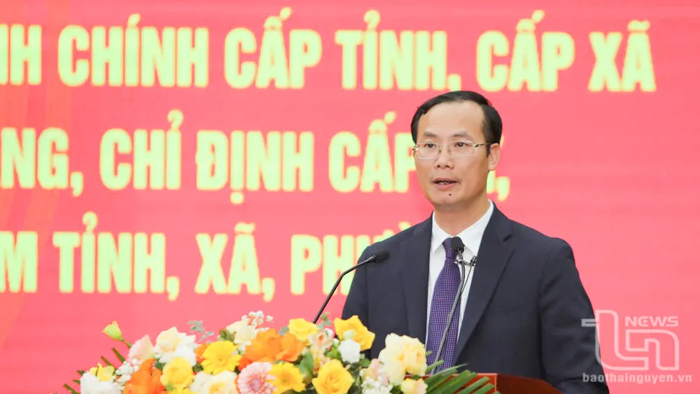 Phó Chủ nhiệm Văn phòng Chính phủ Đỗ Ngọc Huỳnh công bố các nghị quyết, quyết định của Trung ương cong-bo-0_20250630120800.jpg